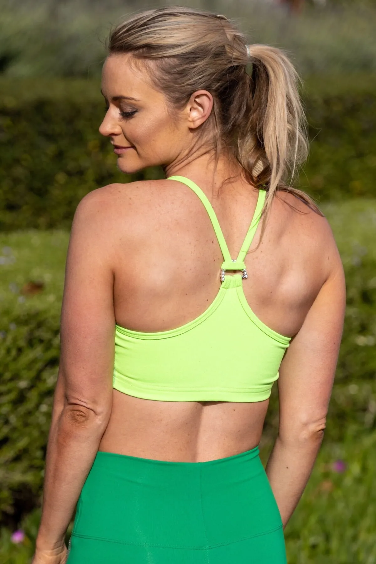 AR 332-buckle back crop top