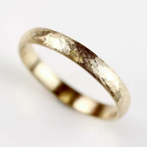 Narrow Stone Texture Comfort-fit Classic Band •
